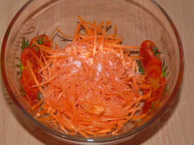 Салат из кальмаров и зелени с корейской морковкой