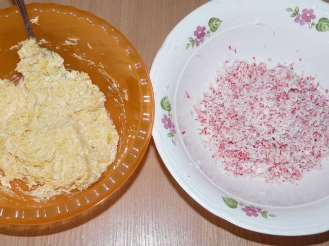 Закуска из яиц, крабовых палочек, сыра, чеснока и огурца