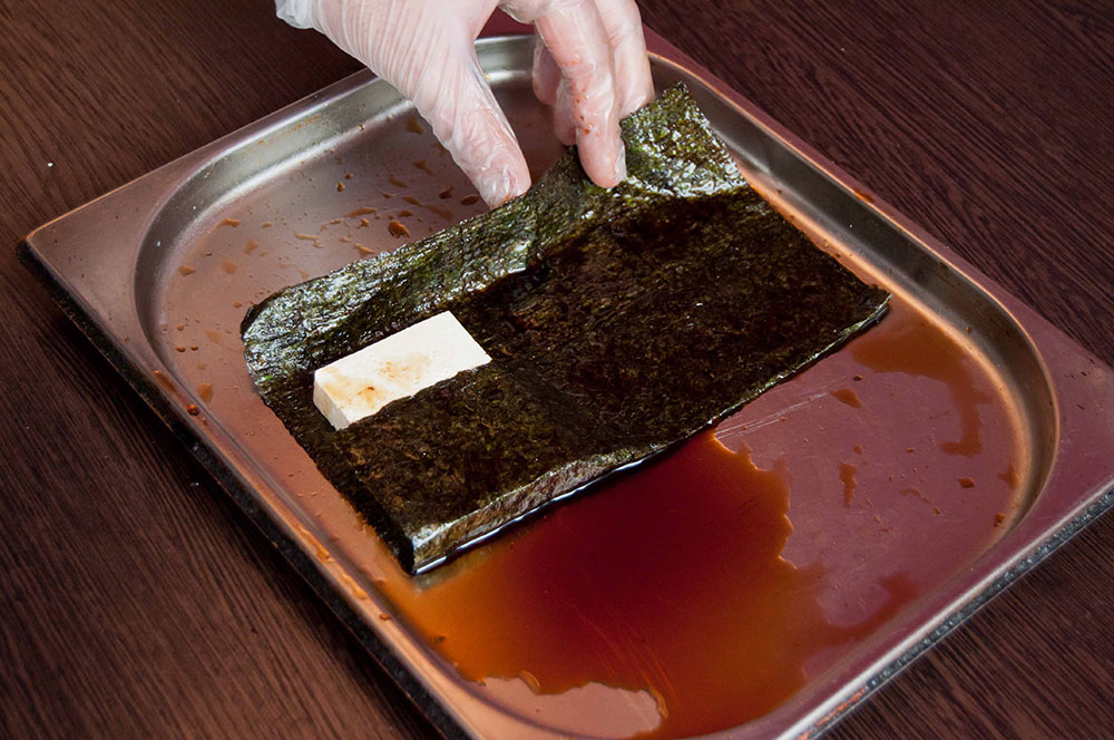 Тофу в водорослях нори с соусом чили от шеф-повара ресторана «Квартира №162» - фотография № 5