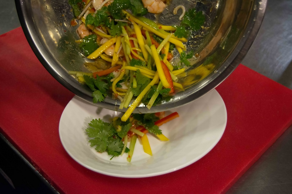 Салат с креветками и манго от шеф-повара ресторана «Китайская грамота» Чжана Сяньчэна - фотография № 9