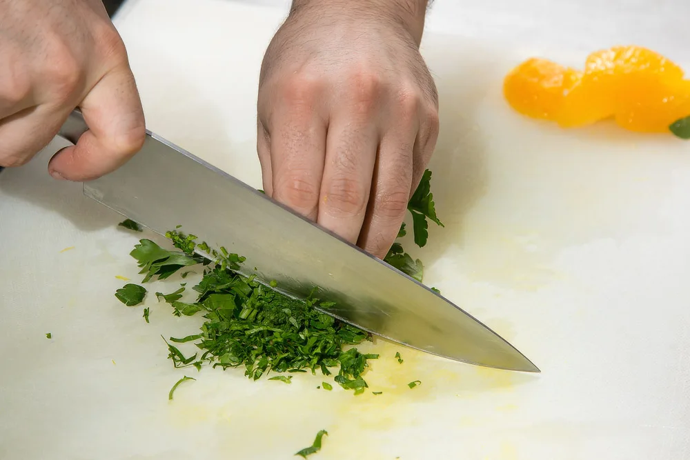 Кускус с гремолатой, сегментами апельсина, грибами и печёным кабачком от су-шефа ресторана «Рассольников»