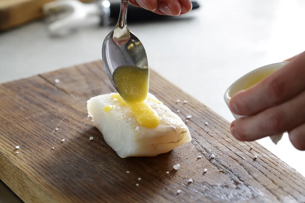 Медовая треска с прутьями из запеченной моркови и морковным пюре от шеф-повара ресторана северной кухни BJORN