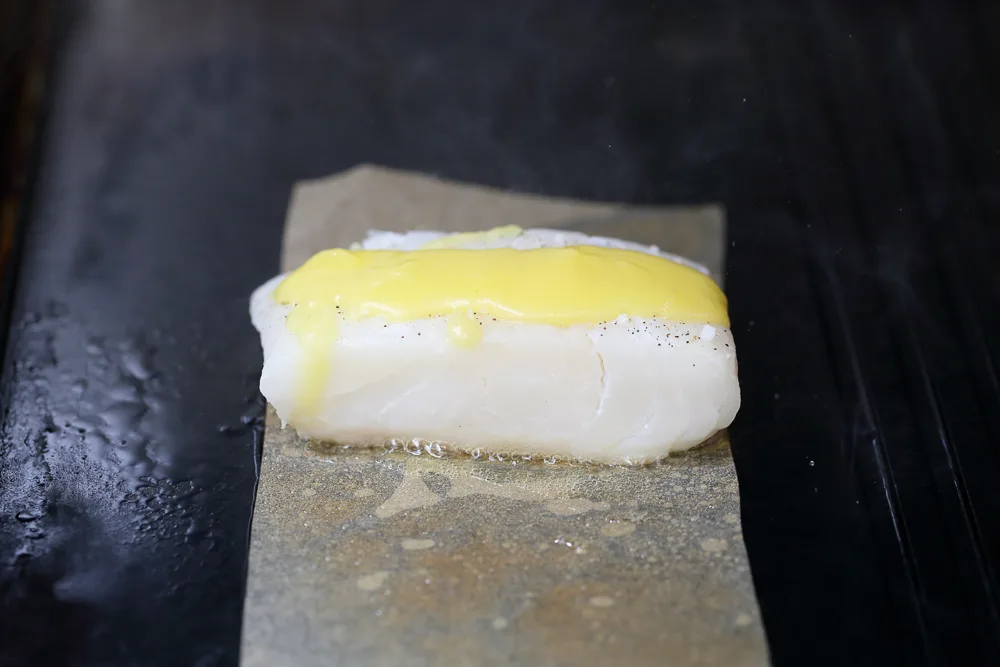 Медовая треска с прутьями из запеченной моркови и морковным пюре от шеф-повара ресторана северной кухни BJORN