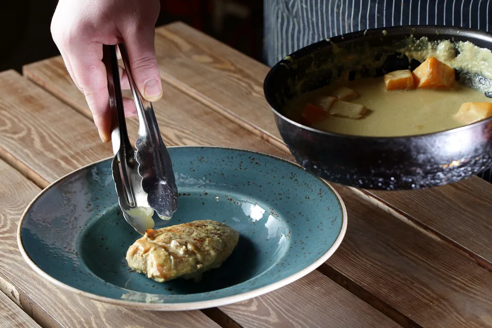 Индейка с соусом карри, морковью и тыквой от шеф-повара ресторана «Федя, дичь!»