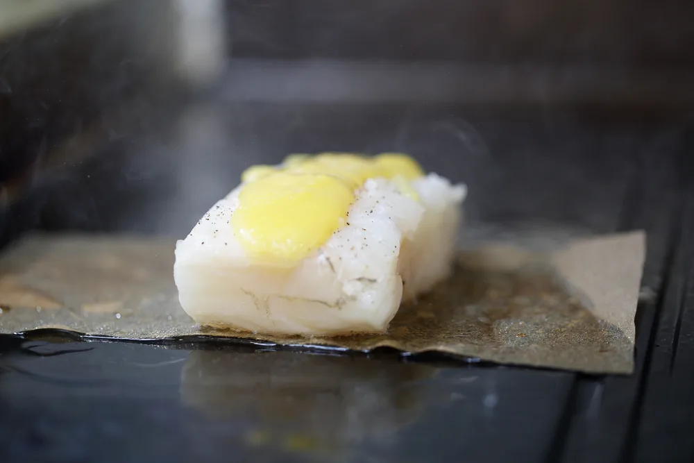 Медовая треска с прутьями из запеченной моркови и морковным пюре от шеф-повара ресторана северной кухни BJORN