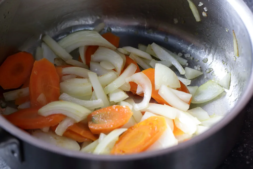 Индейка с соусом карри, морковью и тыквой от шеф-повара ресторана «Федя, дичь!»