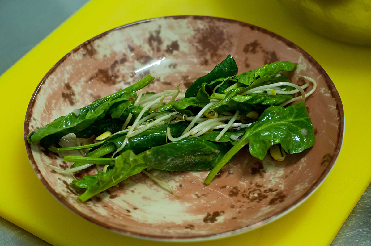 Салат с теплым ростбифом, приготовленным по технологии «бао», от шеф-повара ресторана Bourbon bar - фотография № 10