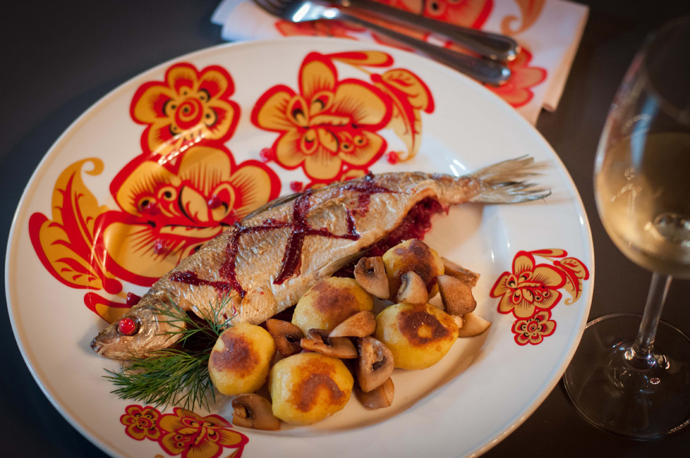 Сиг «По-вепсски», фаршированный свежей брусникой, от шеф-повара «Садко» - фотография № 1