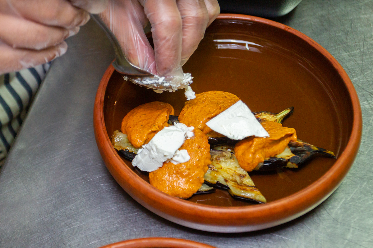 Баклажаны гриль с сыром и соусом от су-шефа ресторана «Рассольников» - фотография № 17