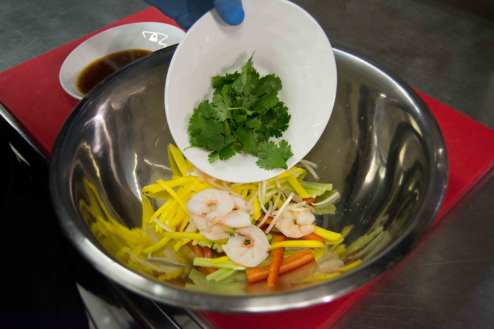 Салат с креветками и манго от шеф-повара ресторана «Китайская грамота» Чжана Сяньчэна - фотография № 6