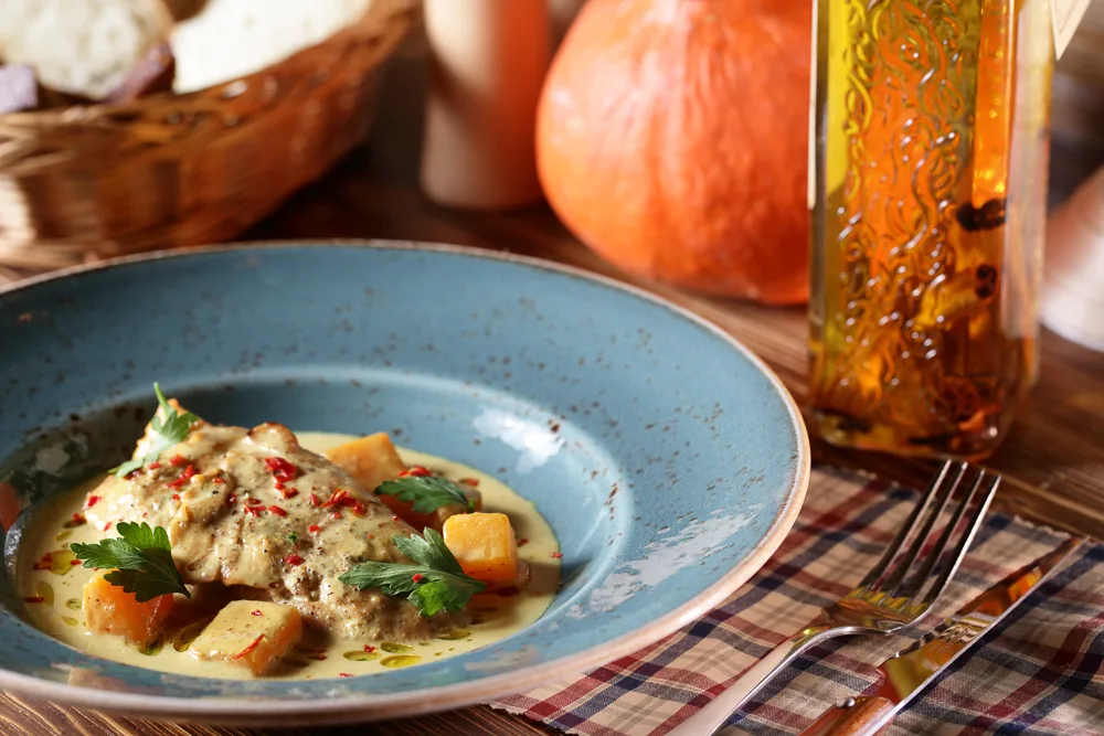 Индейка с соусом карри, морковью и тыквой от шеф-повара ресторана «Федя, дичь!»