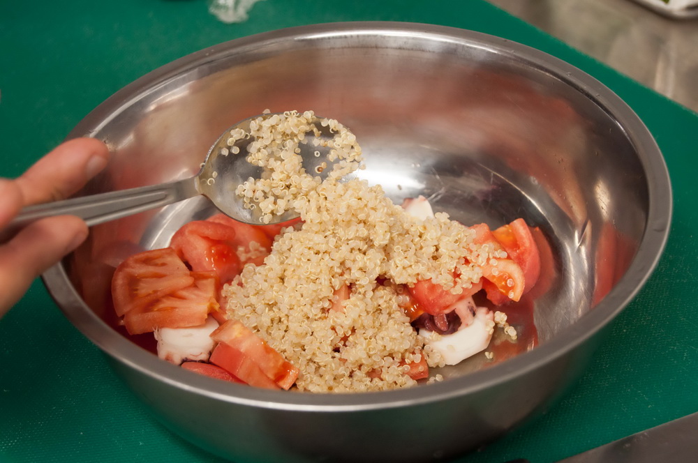 Салат с осьминогом, томатами, киноа и виноградным дрессингом от шеф-повара ресторана Wcorner - фотография № 4
