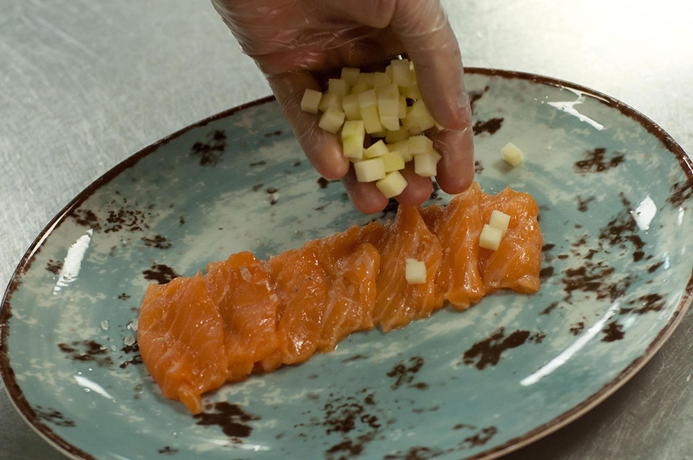 Закуска из лосося с горчичной заправкой и яблоком от шеф-повара ресторана Hitch - фотография № 12