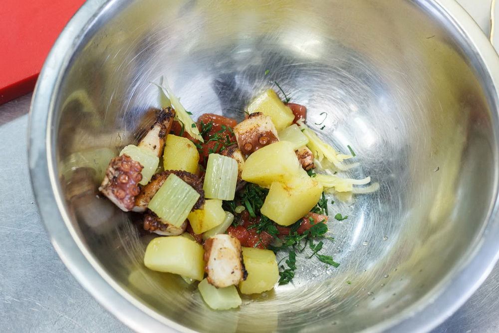 Тёплый салат с щупальцами осьминога от шеф-повара ресторана «Архив 13» - фотография № 42