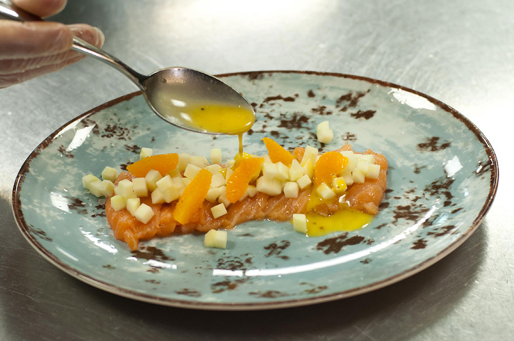 Закуска из лосося с горчичной заправкой и яблоком от шеф-повара ресторана Hitch - фотография № 15