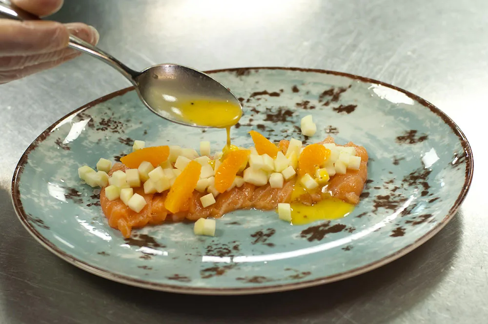 Закуска из лосося с горчичной заправкой и яблоком от шеф-повара ресторана Hitch