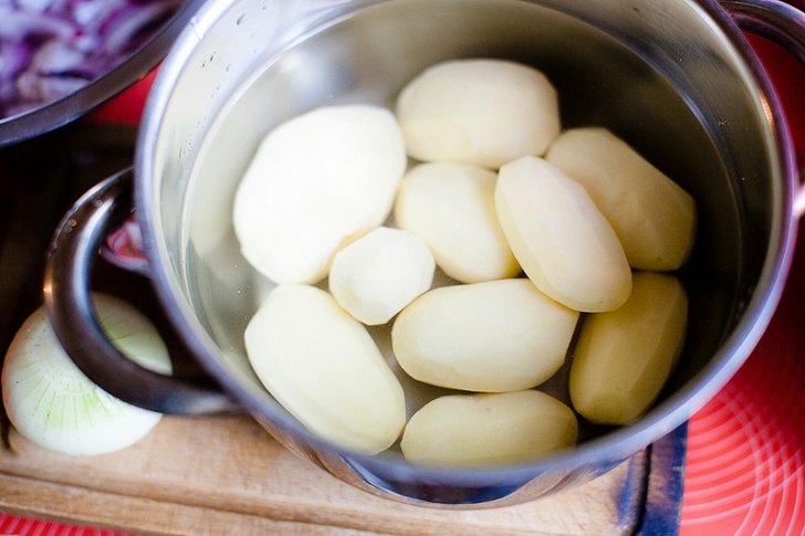 Как варить картошку в кастрюле