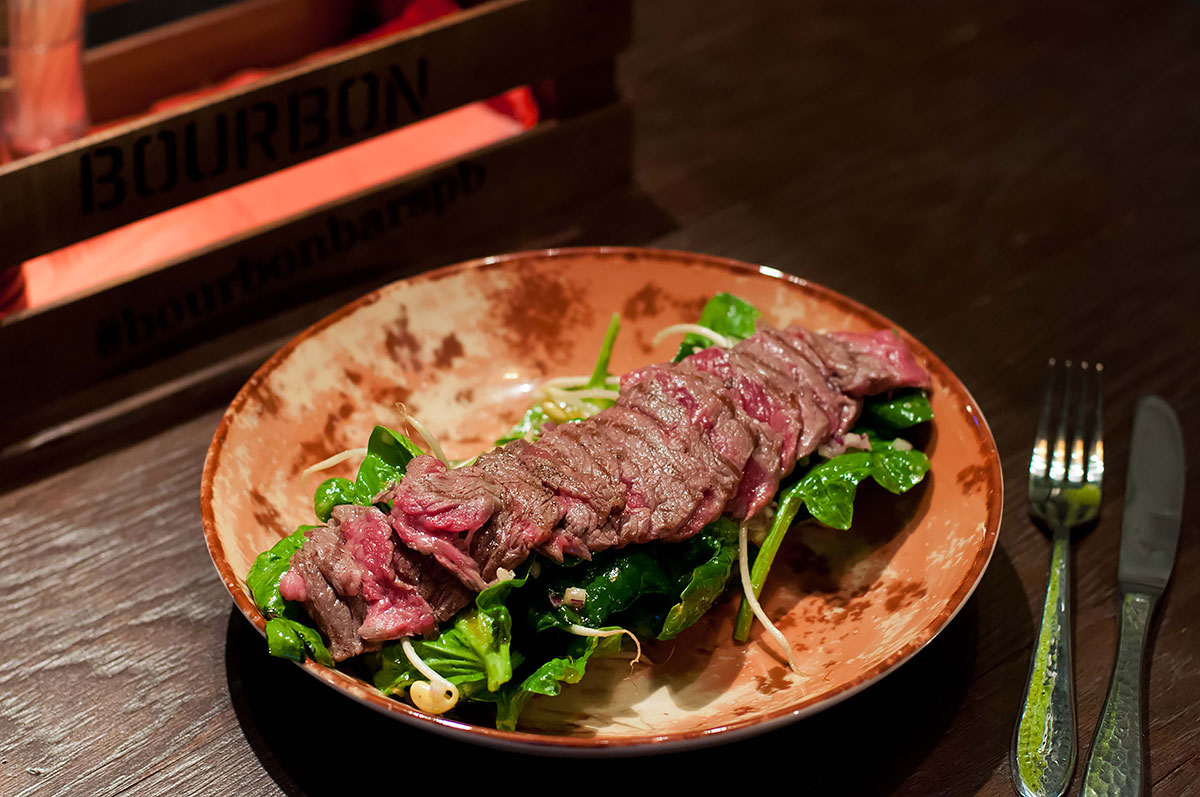 Салат с теплым ростбифом, приготовленным по технологии «бао», от шеф-повара ресторана Bourbon bar - фотография № 1