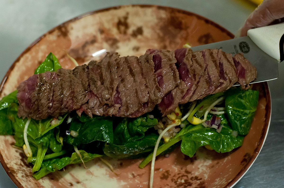 Салат с теплым ростбифом, приготовленным по технологии «бао», от шеф-повара ресторана Bourbon bar - фотография № 12