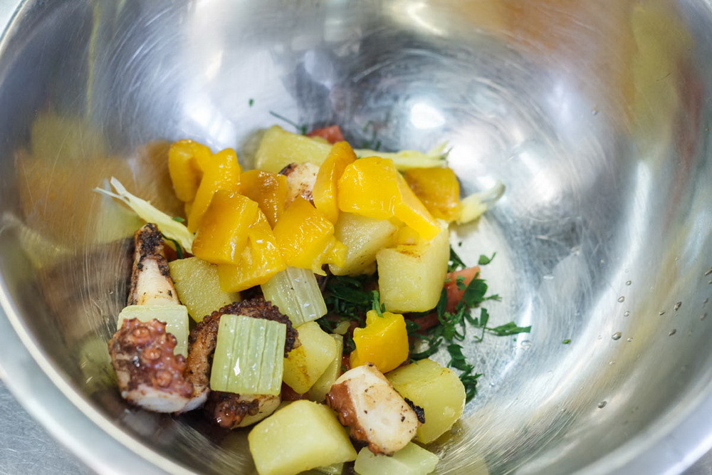 Тёплый салат с щупальцами осьминога от шеф-повара ресторана «Архив 13» - фотография № 43