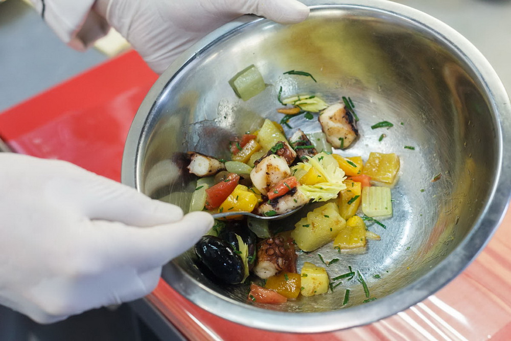 Тёплый салат с щупальцами осьминога от шеф-повара ресторана «Архив 13» - фотография № 52