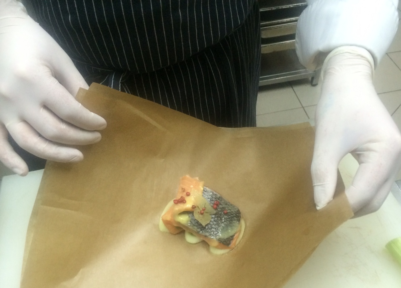 Лосось, приготовленный в пергаменте, от шеф-повара ресторана James Cook - фотография № 11