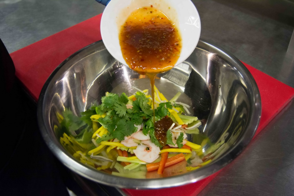 Салат с креветками и манго от шеф-повара ресторана «Китайская грамота» Чжана Сяньчэна - фотография № 7
