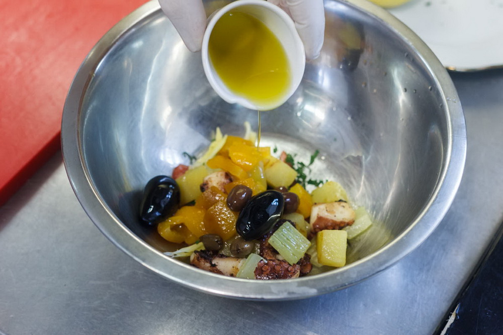 Тёплый салат с щупальцами осьминога от шеф-повара ресторана «Архив 13» - фотография № 46