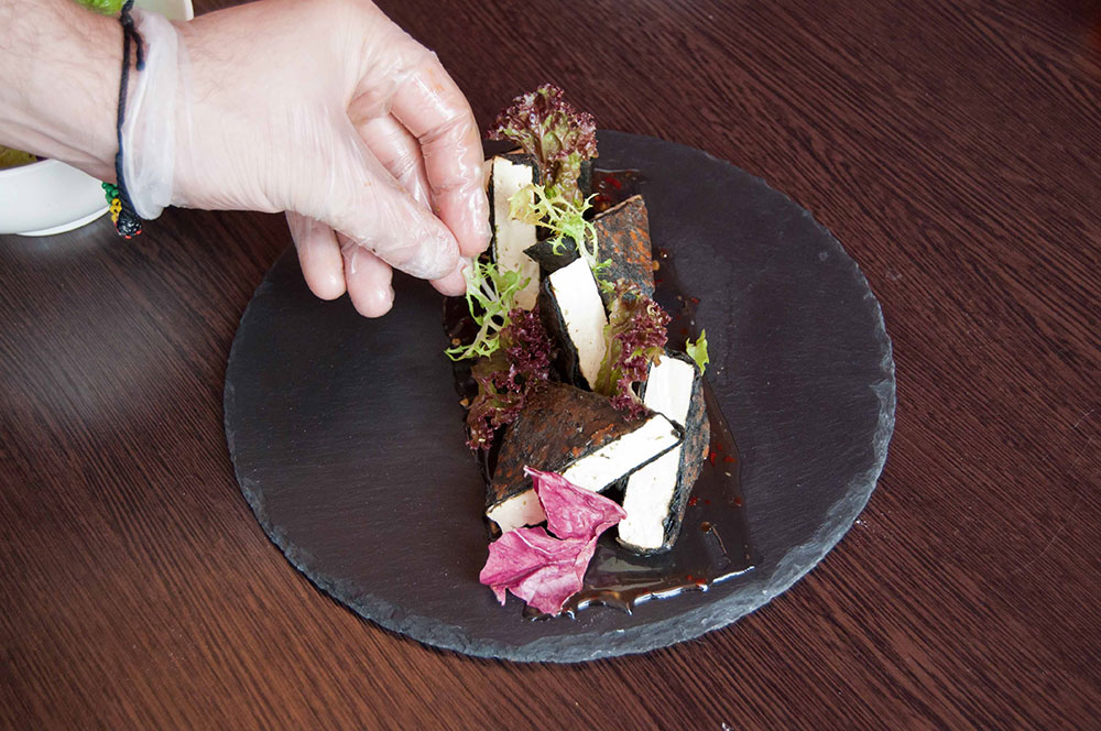 Тофу в водорослях нори с соусом чили от шеф-повара ресторана «Квартира №162» - фотография № 14