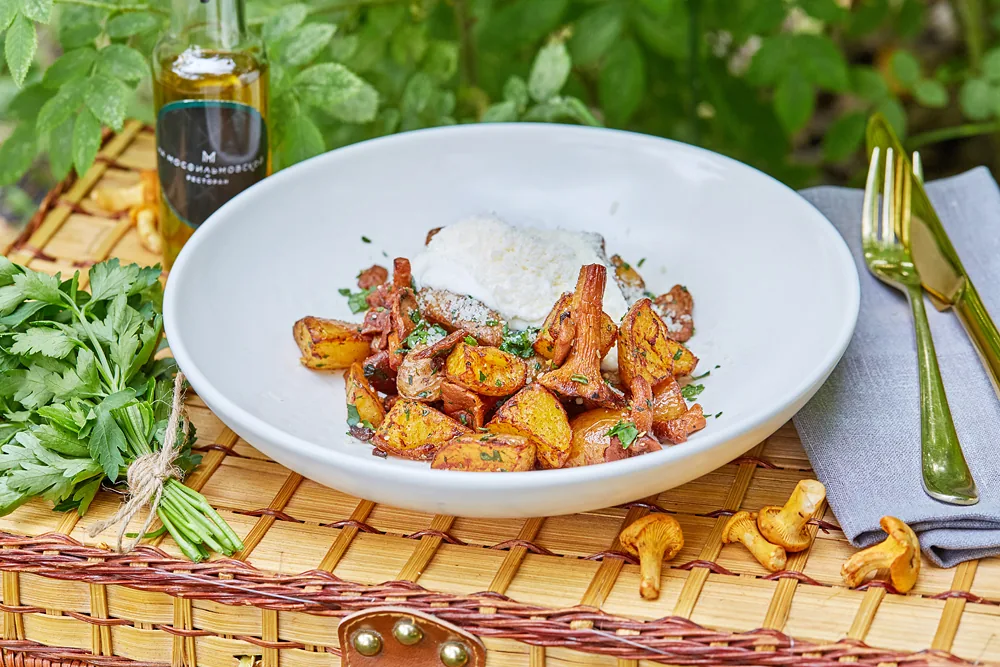 Жареный картофель с лисичками, сметаной и пармезаном от Михаила Кощеева, шеф-повара ресторана «На Мосфильмовской»