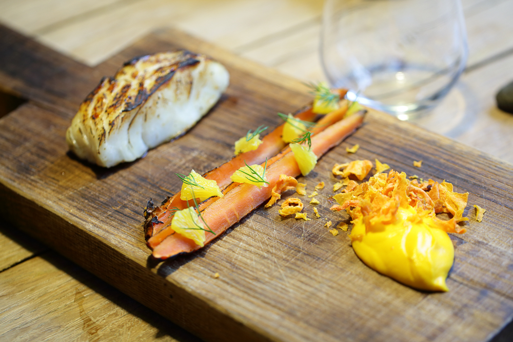 Медовая треска с прутьями из запеченной моркови и морковным пюре от шеф-повара ресторана северной кухни BJORN - фотография № 1