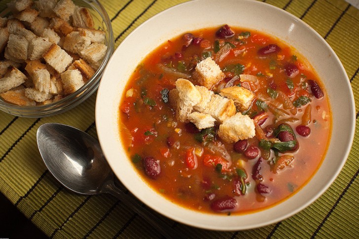 Томатный суп с красной фасолью и рисом