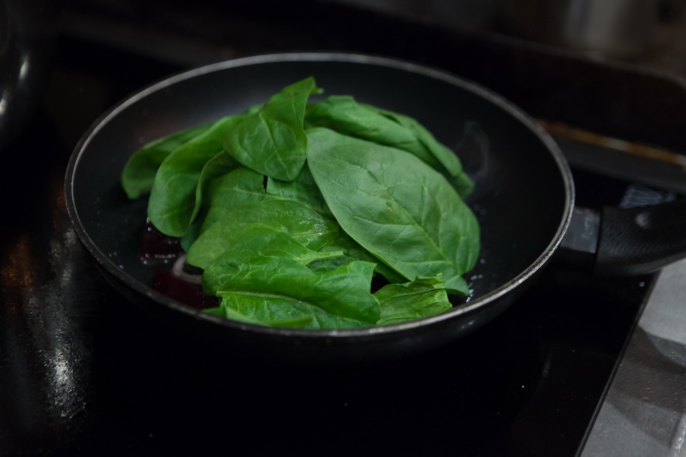 Салат с запечённой свёклой и шпинатом от бренд-шефа кафе Varvara - фотография № 6