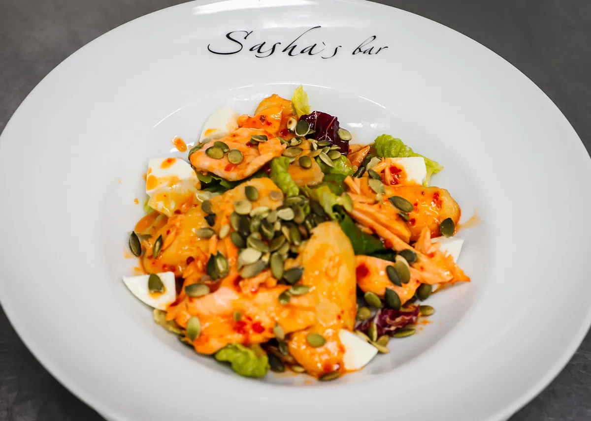 Салат с маринованной куриной грудкой и лососем от ресторана Sasha's Bar