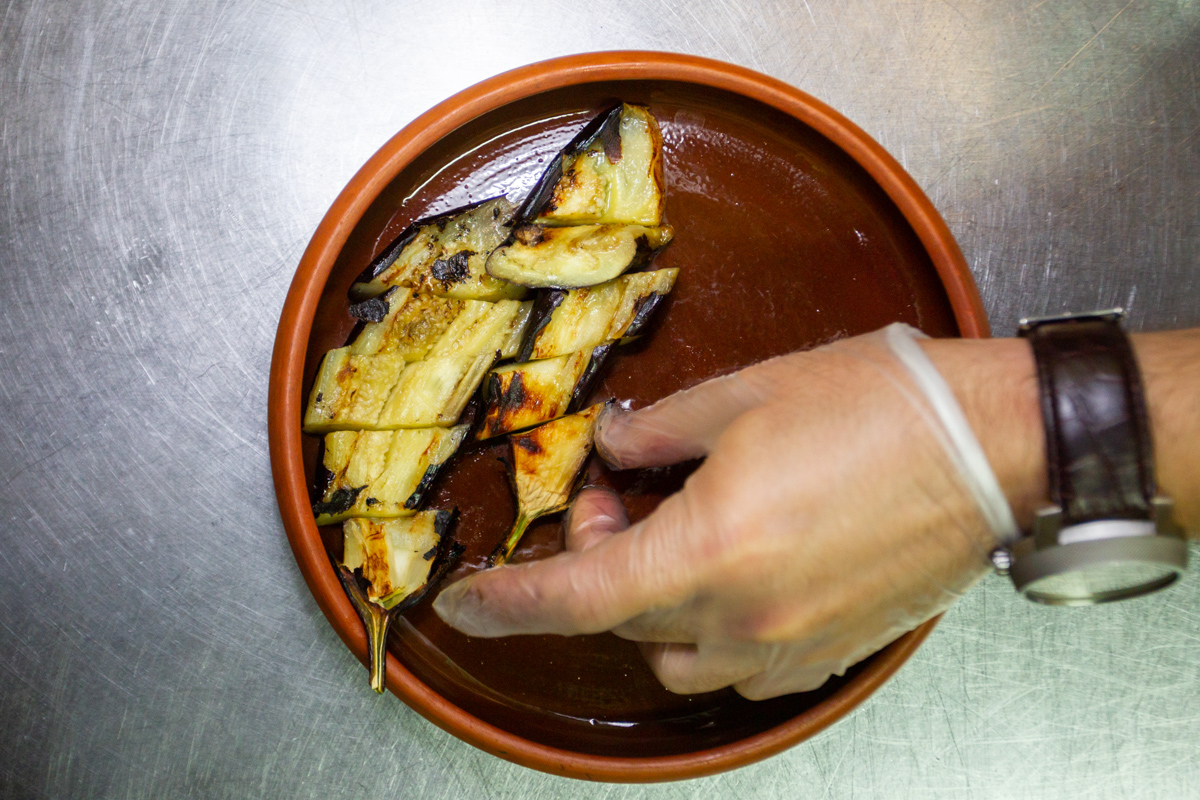Баклажаны гриль с сыром и соусом от су-шефа ресторана «Рассольников» - фотография № 13