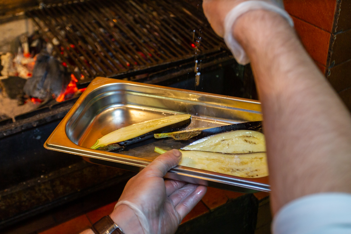 Баклажаны гриль с сыром и соусом от су-шефа ресторана «Рассольников» - фотография № 8