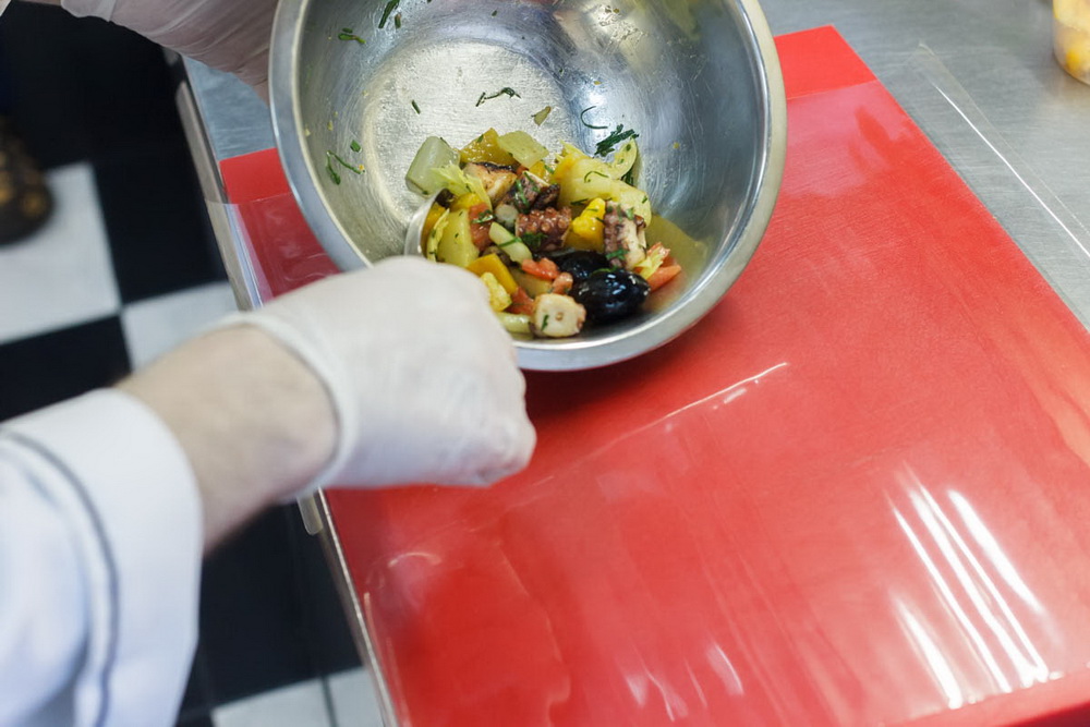 Тёплый салат с щупальцами осьминога от шеф-повара ресторана «Архив 13» - фотография № 53