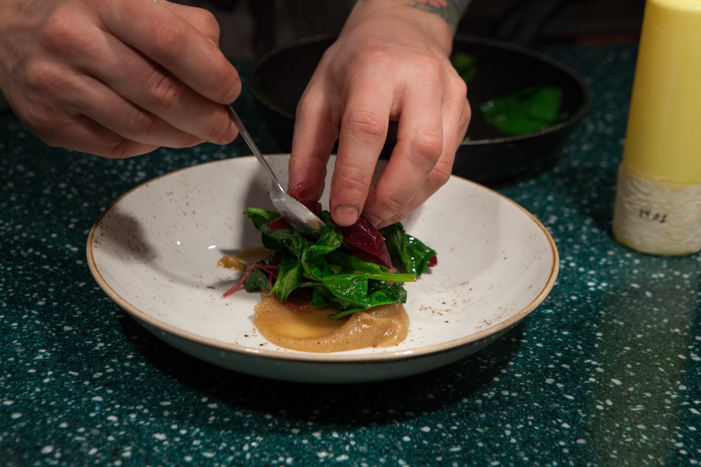 Салат с запечённой свёклой и шпинатом от бренд-шефа кафе Varvara - фотография № 10