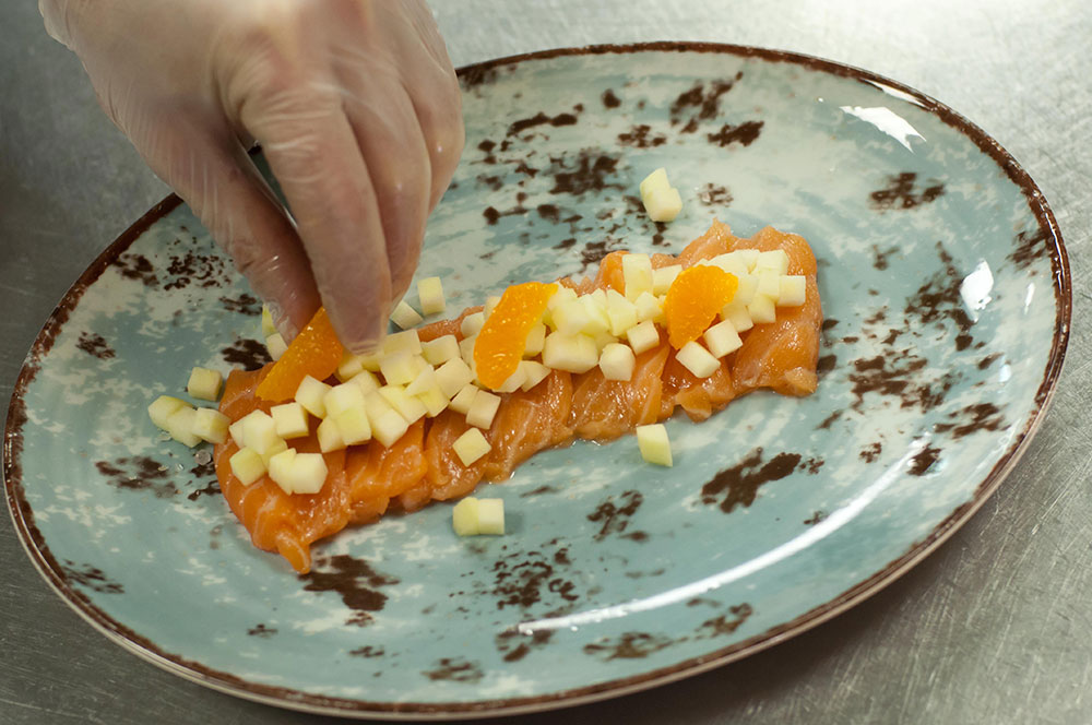 Закуска из лосося с горчичной заправкой и яблоком от шеф-повара ресторана Hitch - фотография № 14