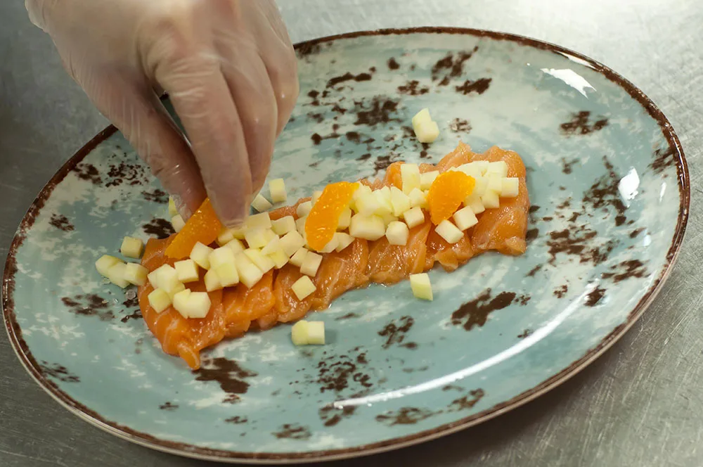 Закуска из лосося с горчичной заправкой и яблоком от шеф-повара ресторана Hitch