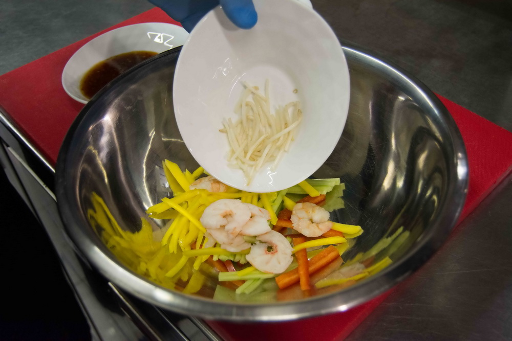 Салат с креветками и манго от шеф-повара ресторана «Китайская грамота» Чжана Сяньчэна - фотография № 5