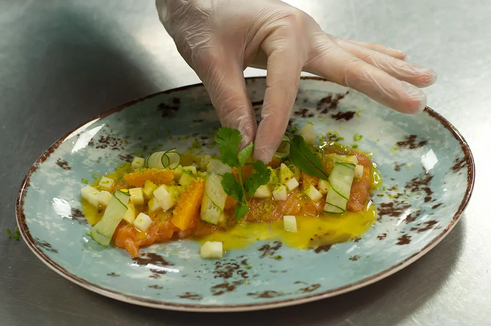 Закуска из лосося с горчичной заправкой и яблоком от шеф-повара ресторана Hitch