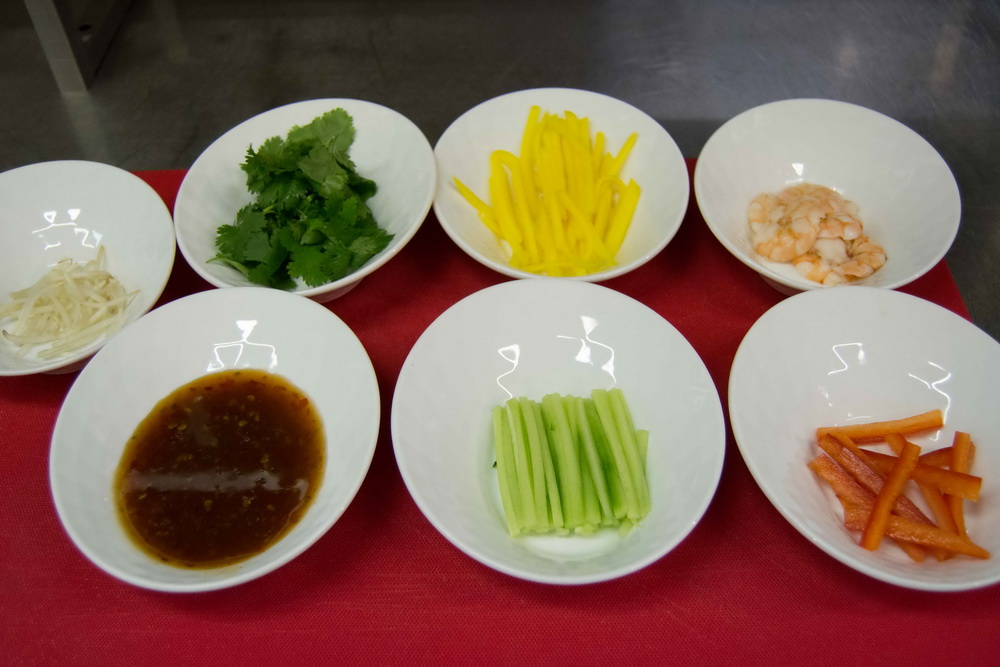 Салат с креветками и манго от шеф-повара ресторана «Китайская грамота» Чжана Сяньчэна - фотография № 2