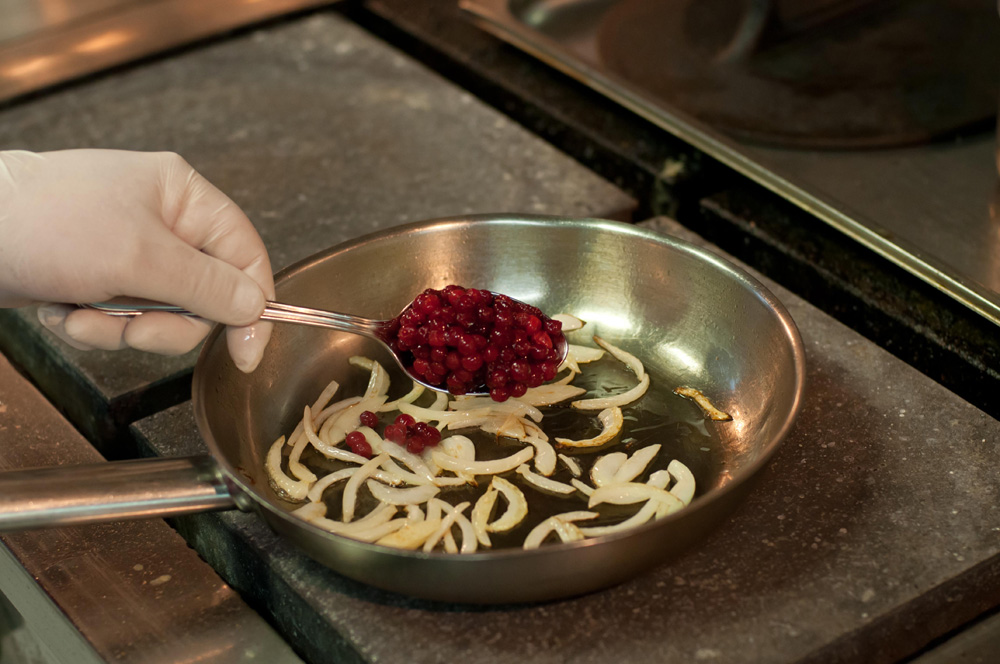 Сиг «По-вепсски», фаршированный свежей брусникой, от шеф-повара «Садко» - фотография № 7