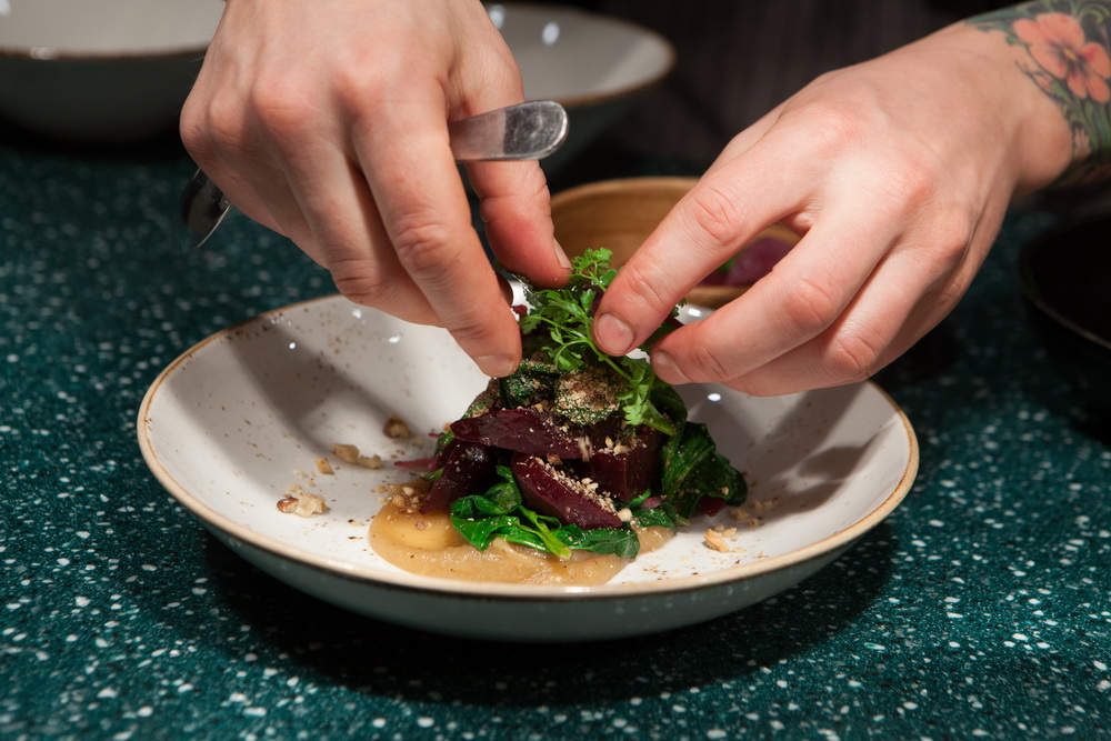 Салат с запечённой свёклой и шпинатом от бренд-шефа кафе Varvara - фотография № 12