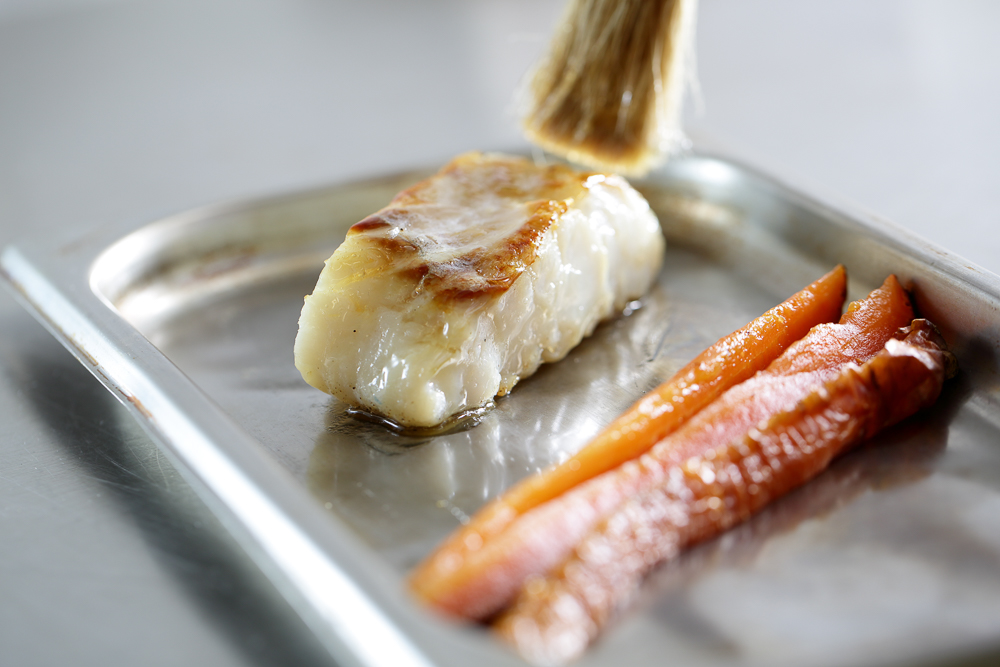 Медовая треска с прутьями из запеченной моркови и морковным пюре от шеф-повара ресторана северной кухни BJORN - фотография № 8