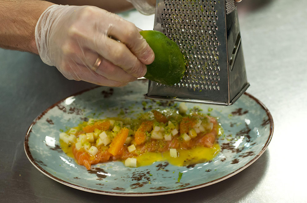 Закуска из лосося с горчичной заправкой и яблоком от шеф-повара ресторана Hitch - фотография № 19