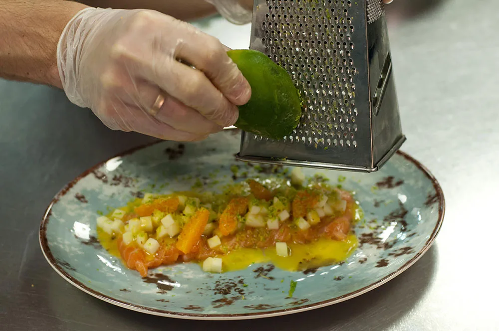 Закуска из лосося с горчичной заправкой и яблоком от шеф-повара ресторана Hitch