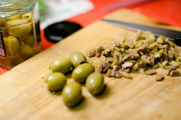 Зеленый салат с маринованным сыром и оливками