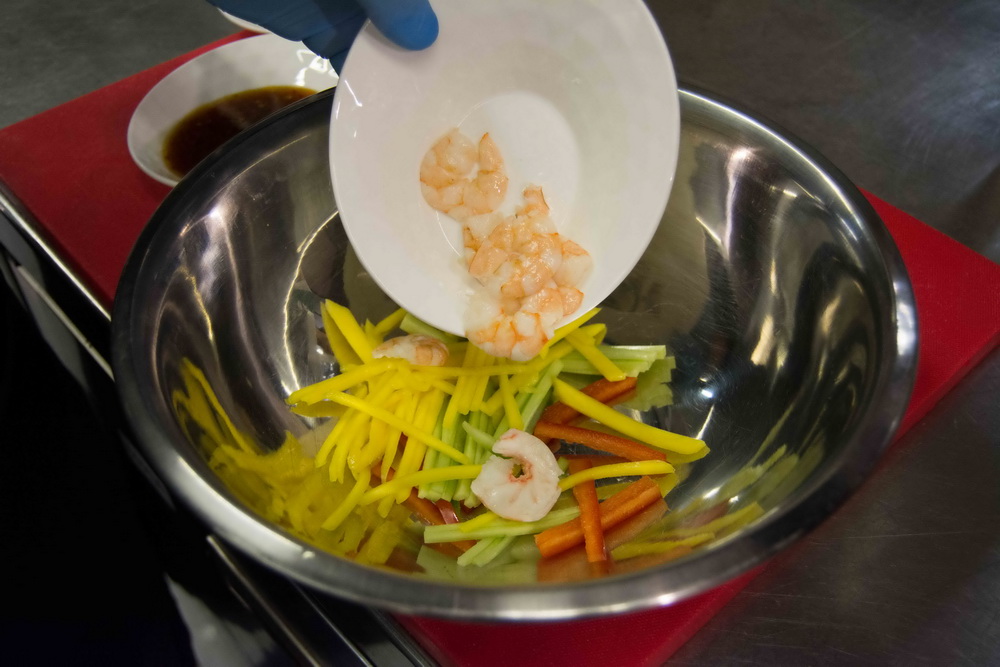 Салат с креветками и манго от шеф-повара ресторана «Китайская грамота» Чжана Сяньчэна - фотография № 4